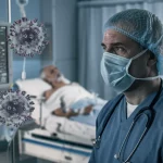 Ritratto fotorealistico di un medico esperto, con mascherina abbassata e sguardo preoccupato, che osserva i dati vitali su un monitor in una unità di terapia intensiva. Sullo sfondo, un paziente anziano intubato. In sovrimpressione digitale discreta, un modello 3D del virus SARS-CoV-2. Obiettivo prime 35mm, toni blu e grigi duotone, profondità di campo che sfoca leggermente lo sfondo per concentrarsi sul medico e sul monitor.