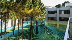 Simulazione CFD fotorealistica che mostra le traiettorie tridimensionali del polline di pino (particelle gialle luminose) che si disperdono da alberi situati nel campus universitario, interagendo con il flusso del vento (linee blu semitrasparenti) e gli edifici circostanti. Vista grandangolare, wide-angle 24mm, sharp focus, daylight, high detail on building textures and particle paths.