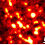Illustrazione concettuale della spettroscopia RCPRS: un raggio laser polarizzato focalizzato sopra un campione di tessuto biologico multistrato, con la luce diffusa che penetra negli strati sottostanti e il segnale Raman raccolto. Evidenziare la profondità, la non invasività e l'uso della polarizzazione. Obiettivo macro 60mm, alta definizione, illuminazione controllata, sfondo sfocato.