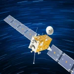 Immagine fotorealistica di un satellite che orbita attorno alla Terra, con enfasi sui pannelli radiatori OSR (Optical Solar Reflector) scintillanti utilizzati per il controllo termico, obiettivo grandangolare 20mm, lunga esposizione per catturare le scie stellari sullo sfondo, messa a fuoco nitida sul satellite e sui dettagli dei radiatori.