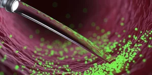 Illustrazione fotorealistica concettuale che mostra cellule tumorali attive (AUCC), evidenziate in verde fluorescente, mentre vengono 'lavate' via dalla parete interna rosea della vescica da un flusso traslucido di soluzione salina (CSBI). L'illuminazione è drammatica per enfatizzare l'azione di pulizia. Obiettivo macro 80mm, alta definizione, per simboleggiare la riduzione del rischio di recidiva nel cancro alla vescica.