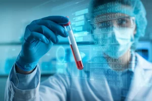 Primo piano di una mano guantata da scienziato che tiene una provetta con un campione di DNA davanti a uno schermo con dati genetici, focus sulla provetta, sfondo sfocato del laboratorio, illuminazione da laboratorio, lente macro 60mm.