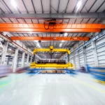 Vista dinamica di una moderna gru a ponte industriale in funzione all'interno di un magazzino high-tech, il carico sospeso mostra un'oscillazione minima, fotografia ad alta velocità con motion tracking, obiettivo teleobiettivo zoom 150mm, illuminazione industriale brillante.