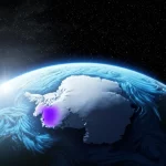 Immagine suggestiva del pianeta Terra visto dallo spazio, con l'Antartide in primo piano dove è visibile una rappresentazione stilizzata del buco dell'ozono in viola/blu, e delle correnti oceaniche blu fredde che si estendono dall'Oceano Meridionale verso il Pacifico tropicale orientale. La luce solare illumina parzialmente il pianeta. Obiettivo grandangolare 10mm, lunga esposizione per nuvole soffici, messa a fuoco nitida sul pianeta, colori vibranti ma realistici.