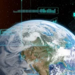 Vista fotorealistica della Terra dallo spazio con sovrapposizioni di dati digitali luminosi che rappresentano la radiazione solare, nuvole dettagliate, obiettivo grandangolare 10mm, messa a fuoco nitida, concetto di monitoraggio globale dell'energia solare tramite satellite e AI