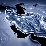 Fotografia in stile documentaristico, obiettivo 35mm, che mostra una visualizzazione astratta di una rete neurale luminosa sovrapposta a una mappa stilizzata dell'Iran orientale, con colori duotone blu notte e argento, profondità di campo ridotta, simboleggiando la ricerca genetica sull'ictus ischemico in quella popolazione.