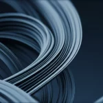 Visualizzazione artistica ma fotorealistica del concetto di B-spline definite sul Gruppo di Heisenberg. Immagine astratta con strutture curve e lisce che si intrecciano in uno spazio tridimensionale non euclideo, evocando la non commutatività. Resa con profondità di campo ridotta, obiettivo prime 35mm, toni duotone blu e grigio scuro per un'atmosfera scientifica e misteriosa.