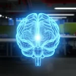 Immagine concettuale fotorealistica del cervello umano luminoso sovrapposto a un moderno ambiente di lavoro open space frenetico, obiettivo 50mm, profondità di campo ridotta per mettere a fuoco il cervello, illuminazione drammatica che simboleggia lo stress cognitivo.