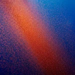Wildlife photography di un enorme sciame di krill antartico (Euphausia superba) che brilla di rosso-arancio sotto le profonde acque blu antartiche, obiettivo zoom teleobiettivo, 200mm, velocità dell'otturatore elevata per catturare il movimento individuale del krill all'interno dello sciame, tracciamento dell'azione.