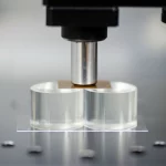 Primo piano macro di un sensore TPS (Transient Plane Source) posizionato tra due campioni cilindrici, uno di acciaio lucido e uno di vetro trasparente, in un laboratorio scientifico. Illuminazione controllata, alta definizione, lente macro 100mm, messa a fuoco precisa sul sensore e sull'interfaccia con i materiali.