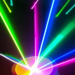 Visualizzazione artistica e fotorealistica di un fascio laser complesso che viene modellato da una metasuperficie compatta. Si vedono diversi fasci colorati emergere, rappresentanti i molteplici gradi di libertà controllati (vettore d'onda, fase, OAM, SAM, ampiezza, modo spaziale). Lente prime 35mm, profondità di campo, colori vibranti su sfondo scuro high-tech.
