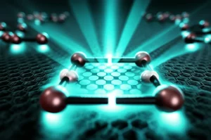 Visualizzazione artistica fotorealistica della struttura atomica a nido d'ape del nitruro di boro esagonale (hBN) bidimensionale. In primo piano, un difetto topologico (come uno Stone-Wales o un bordo di grano) è evidenziato, con atomi di carbonio integrati (di colore marrone scuro). Da questo difetto si irradia una luce brillante ciano/verde, simboleggiando l'emissione di singoli fotoni per applicazioni quantistiche. Illuminazione drammatica con fasci di luce, obiettivo macro 85mm, alta definizione, messa a fuoco selettiva sul difetto emittente, sfondo scuro astratto.