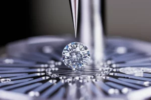 Fotografia macro di una cella a incudine di diamante sotto pressione, con un minuscolo campione H3S visibile tra le punte scintillanti dei diamanti. Illuminazione controllata, alta definizione, lunghezza focale 100mm, che enfatizza la pressione estrema e la tecnologia avanzata della ricerca sulla superconduttività ad alta temperatura.