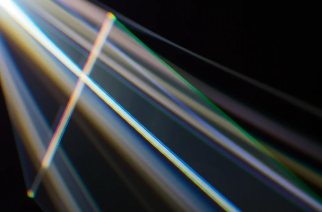 Fotografia still life astratta, un fascio di luce focalizzato che attraversa una serie di prismi e filtri complessi, solo alcuni raggi emergono chiaramente dall'altro lato, illuminazione drammatica e controllata, obiettivo macro 60mm, alta definizione.