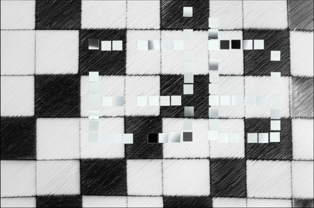 Visualizzazione astratta della percezione visiva: elementi quadrati sottili appaiono simultaneamente contro una complessa texture a scacchiera bianca e nera, suggerendo una forma rettangolare nascosta. Obiettivo macro, 90mm, alto dettaglio, illuminazione controllata, enfatizzando il contrasto tra sfondo statico ed elementi dinamici.