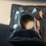 Immagine fotorealistica concettuale che mostra una visualizzazione digitale astratta e luminosa di strutture atomiche di leghe metalliche (Fe, Ni, Mo, Co) sovrapposta a un pezzo fisico di metallo duro sinterizzato, come un inserto da taglio grigio scuro. Illuminazione drammatica da studio che evidenzia texture e forme, obiettivo macro 90mm, alta definizione, simboleggia l'intersezione tra progettazione computazionale e scienza dei materiali avanzata.