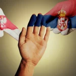 Immagine fotorealistica simbolica: tre mani diverse (rappresentanti Polonia, Serbia, Repubblica Ceca) che si uniscono per sostenere una mano più vulnerabile (rappresentante un paziente con disabilità intellettiva) su uno sfondo neutro e caldo. Illuminazione controllata, stile still life, obiettivo macro 60mm, alta definizione.