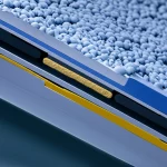 Primo piano fotorealistico di una batteria a stato solido avanzata sezionata, che mostra l'interfaccia tra l'elettrodo al litio metallico e l'elettrolita polimerico quasi solido (QSSE). Dettagli elevati sull'interfaccia, illuminazione da laboratorio controllata, obiettivo macro 85mm.