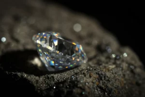 Immagine fotorealistica di un diamante di Kimberley sfaccettato che mostra inclusioni brillanti al suo interno, posato su una roccia kimberlitica scura, illuminazione drammatica laterale, profondità di campo ridotta, lente prime 50mm. Simboleggia la storia geologica racchiusa nei diamanti.