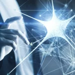 Immagine fotorealistica di una rete neurale astratta e luminosa sovrapposta a mani umane che interagiscono con uno schermo digitale trasparente, simboleggiando l'approccio socio-tecnologico all'IA. Obiettivo prime, 35mm, profondità di campo, toni blu e argento duotone.