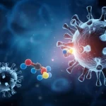 Visualizzazione artistica del virus dell'epatite C (HCV) attaccato da molecole farmaceutiche (Ravidasvir e Sofosbuvir), rappresentate come particelle luminose. Sfondo blu scuro astratto con elementi cellulari sfocati. Illuminazione drammatica che evidenzia l'interazione. Concetto di trattamento antivirale efficace.
