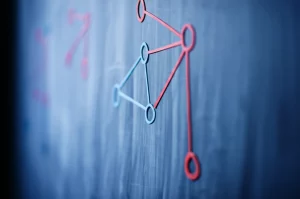 Fotografia concettuale di un grafo complesso disegnato su una lavagna trasparente, parzialmente colorato con due colori (rosso e blu), con alcuni nodi evidenziati che formano un accoppiamento perfetto, obiettivo prime 35mm, profondità di campo ridotta, stile duotone rosso/blu, illuminazione drammatica.