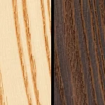 Macro photography, 105mm lens, immagine divisa che mostra la texture superficiale del legno di faggio non modificato (più chiaro, leggermente peloso) rispetto al legno di faggio termotrattato (più scuro, più liscio) dopo levigatura con grana P100, high detail, precise focusing, controlled lighting.