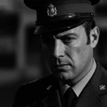 Ritratto intenso di un membro della Guardia Civil spagnola, espressione pensierosa, luce drammatica stile film noir, obiettivo 35mm, bianco e nero con profondità di campo per enfatizzare l'aspetto psicologico.