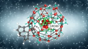 Immagine fotorealistica concettuale che illustra l'interazione tra una molecola di carboplatino (struttura complessa con atomo di platino centrale) e un nanovettore fullerene C60 contenente ferro (Fe@C60, sfera geodetica) funzionalizzato con catene flessibili di PEG che si estendono dalla superficie. Visualizzazione 3D ad alto dettaglio, lente macro 100mm, illuminazione da laboratorio controllata, focus preciso sul sito di legame tra carboplatino e PEG/fullerene, sfondo scientifico astratto blu e grigio duotone.