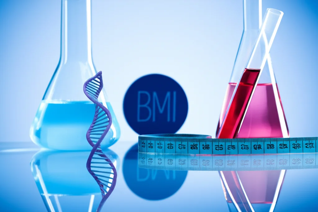 Immagine concettuale sulla ricerca sul cancro al seno: una provetta con campione di sangue accanto a un modello stilizzato del DNA e un metro da sarta simboleggiante il BMI, illuminazione da laboratorio controllata, lente macro 85mm, alta definizione.