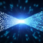 Immagine concettuale fotorealistica di due flussi video che si fondono: uno a sinistra mostra pixel grandi e pochi frame (HSLF), uno a destra pixel piccoli e tanti frame (LSHF). Al centro convergono tramite linee luminose di dati verso un unico schermo che mostra un video HSTR nitido e fluido. Obiettivo 50mm, profondità di campo, illuminazione drammatica high-tech.