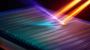 Primo piano fotorealistico di un sensore optoelettronico avanzato basato su eterostrutture di van der Waals, con fasci di luce colorata che interagiscono con la sua superficie ultrasottile, obiettivo macro 90mm, alta definizione, illuminazione drammatica laterale, profondità di campo ridotta per isolare il sensore.