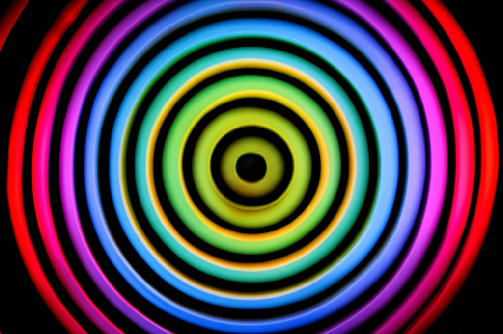 Immagine concettuale astratta che rappresenta ecosistemi imprenditoriali interconnessi a diverse scale geografiche (locale NUTS 3, sub-regionale NUTS 2, regionale NUTS 1) come una rete complessa e annidata simile a una matrioska o cerchi concentrici, wide-angle lens 12mm, sharp focus, colori vibranti che sfumano tra i livelli per indicare interconnessione e complessità.