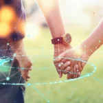 Immagine simbolica che mostra una rete digitale luminosa e interconnessa (che rappresenta la mappa di cura online) sovrapposta a una foto sfocata di un bambino sorridente con bisogni speciali che tiene la mano di un adulto caregiver. Obiettivo grandangolare 24mm, effetto bokeh sullo sfondo, colori vivaci per la rete digitale, luce calda ed empatica.