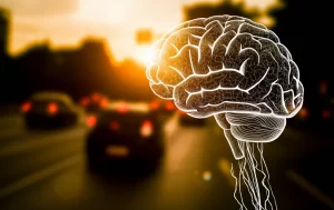 Immagine concettuale di un cervello stilizzato con crepe sottili sovrapposto a una scena di traffico cittadino sfocata al tramonto. Obiettivo 50mm, profondità di campo media, colori caldi contrastanti con la freddezza del concetto di trauma, alta definizione.