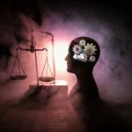 Immagine concettuale astratta raffigurante una bilancia della giustizia sbilanciata e una sagoma umana stilizzata con ingranaggi nella testa, simboleggiando il dibattito tra libero arbitrio, responsabilità e legge. Illuminazione drammatica, obiettivo 50mm, profondità di campo.