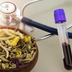 Immagine fotorealistica, obiettivo macro 100mm, alta definizione, luce controllata, una ciotola tradizionale coreana per la preparazione di erbe medicinali riempita di erbe essiccate accanto a una moderna provetta per il prelievo di sangue e uno stetoscopio, simboleggiando l'integrazione tra medicina tradizionale e moderna.