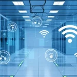 Interno futuristico di un data center energetico efficiente, file di server luminosi, con sovrapposizioni grafiche che mostrano flussi di dati wireless ottimizzati e icone di intelligenza artificiale, obiettivo grandangolare 14mm, messa a fuoco nitida, illuminazione blu high-tech.