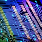 Fotografia macro fotorealistica, obiettivo macro 100mm, focalizzata sulle intricate interconnessioni di un moderno chip di silicio, con linee luminose sovrapposte in blu e verde che rappresentano i percorsi di feedback alternati di un Generatore ad Anello Ibrido, high detail, controlled lighting.