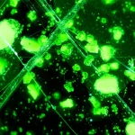 Immagine fotorealistica di un scintillatore plastico complesso stampato in 3D tramite stereolitografia, con microparticelle di perovskite Cs4PbBr6 incorporate visibili nella matrice polimerica trasparente, illuminato da luce UV viola che ne rivela la luminescenza verde brillante. Obiettivo macro 70mm, alta definizione, messa a fuoco precisa sulla struttura interna, illuminazione drammatica laterale.