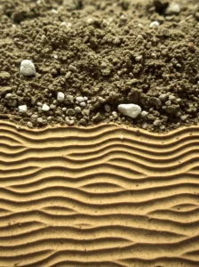 Sezione trasversale del suolo che mostra uno strato di sabbia liquefatta confinato tra strati di argilla durante un terremoto, con onde sismiche che lo attraversano. Macro lens, 60mm, high detail, controlled lighting, focus on sand/clay interface.