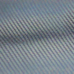 Fotografia macro, obiettivo 60mm, della superficie di un chip LCoS che mostra l'array di pixel microstrutturati con uno strato polimerico integrato visibile, luce controllata che interagisce con la superficie, alto dettaglio, messa a fuoco precisa.