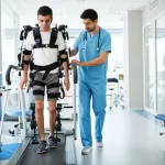 Un paziente con atrofia muscolare spinale (SMA) utilizza un esoscheletro robotico HAL per la riabilitazione camminando su un tapis roulant in un ambiente clinico moderno e luminoso, assistito da un fisioterapista attento. Obiettivo prime, 35mm, profondità di campo che sfoca leggermente lo sfondo per concentrarsi sul paziente e sul robot, illuminazione controllata e naturale.