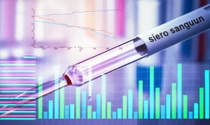 Concetto di metabolomica nel cancro del colon-retto: una provetta di siero sanguigno in primo piano, illuminata artisticamente, sovrapposta a una visualizzazione astratta di dati metabolici colorati e grafici di sopravvivenza. Obiettivo macro 70mm, illuminazione da studio, alta definizione, focus preciso sulla provetta con sfondo scientifico sfocato.