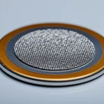 Primo piano fotorealistico di una batteria a bottone CR2032 aperta che mostra chiaramente lo strato del catodo LiFePO4 sulla lamina di alluminio, con enfasi sulla microstruttura granulare del materiale attivo, illuminazione da laboratorio controllata e precisa, lente macro 90mm, alta definizione.