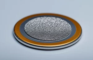 Primo piano fotorealistico di una batteria a bottone CR2032 aperta che mostra chiaramente lo strato del catodo LiFePO4 sulla lamina di alluminio, con enfasi sulla microstruttura granulare del materiale attivo, illuminazione da laboratorio controllata e precisa, lente macro 90mm, alta definizione.