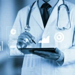 Immagine fotorealistica, obiettivo 35mm, raffigurante un medico che esamina attentamente note cliniche digitali su un tablet, con sottili linee luminose sovrapposte che rappresentano l'analisi AI, profondità di campo, tonalità duotone blu e bianco.