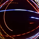 Visualizzazione astratta di percorsi di apprendimento individualizzati che convergono verso un obiettivo, rappresentati da linee luminose su sfondo scuro. Simboleggia la personalizzazione e la precisione del metodo MIEBL nel DTT. Wide-angle lens, 15mm, long exposure, sharp focus.