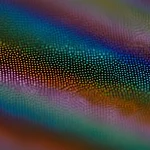 Immagine fotorealistica, obiettivo macro 100mm, che raffigura una rappresentazione stilizzata della visione sfocata a distanza che transita in un nitido pattern di punti casuali 3D. Alto dettaglio, illuminazione controllata che enfatizza il contrasto tra sfocatura e nitidezza, simboleggiando il legame tra miopia e stereopsi.