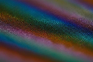 Immagine fotorealistica, obiettivo macro 100mm, che raffigura una rappresentazione stilizzata della visione sfocata a distanza che transita in un nitido pattern di punti casuali 3D. Alto dettaglio, illuminazione controllata che enfatizza il contrasto tra sfocatura e nitidezza, simboleggiando il legame tra miopia e stereopsi.